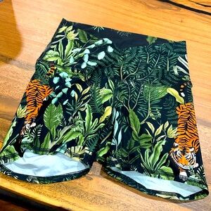 Yoga Democracy v-waist shorts